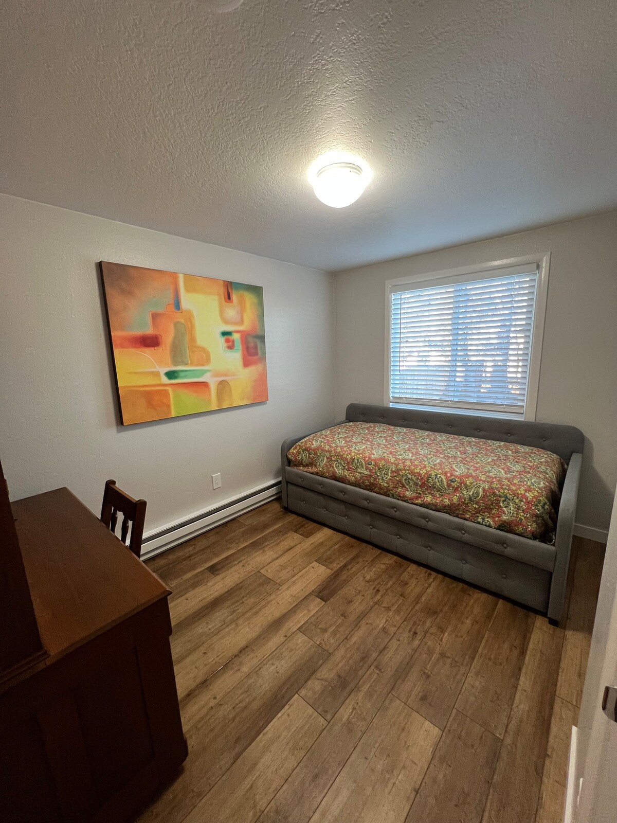 Vysúvacia posteľ: 2 matrace plnej veľkosti; plus jeden stôl a stolička