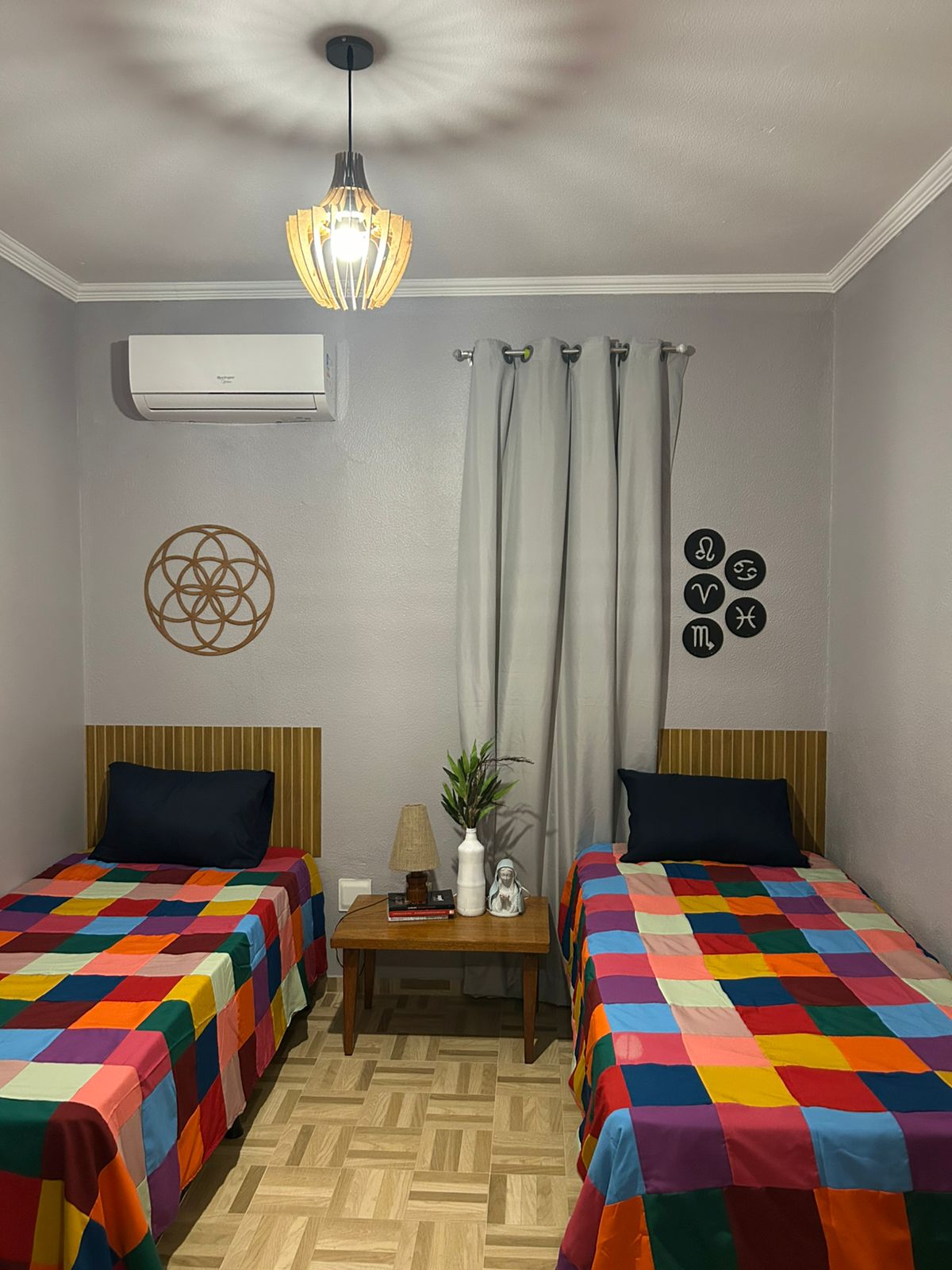 Ოთახი ორი ერთადგილიანი საწოლით, კონდიცირებით, საყრდენი სკამებით, უშუქო ფარდით, ჩალიჩით, ბალიშებით, თეთრეულითა და პირსახოცებით.