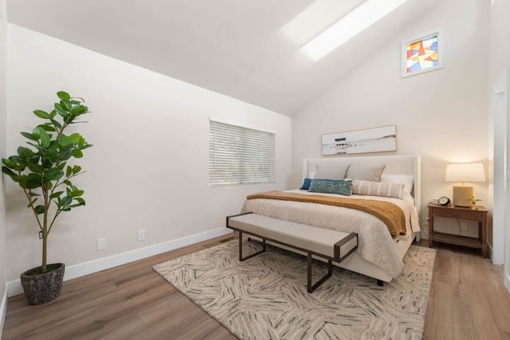 – Svetlá hlavná spálňa s manželskou posteľou   – Prirodzené svetlo a moderný minimalistický štýl   – Airbnb s pohodlím a relaxáciou  