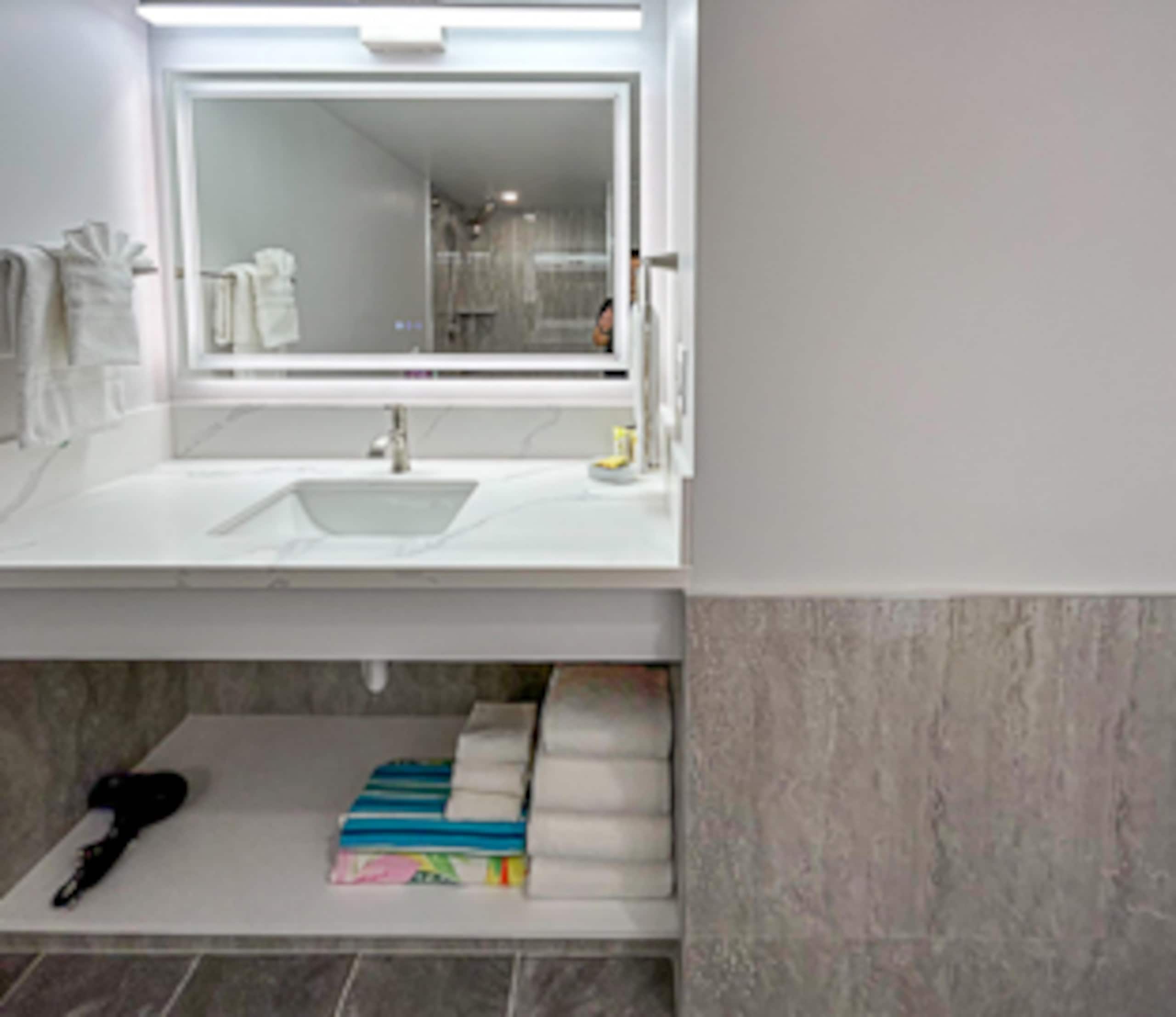 Luxurious Ocean View Ilikai Condo - Image 9