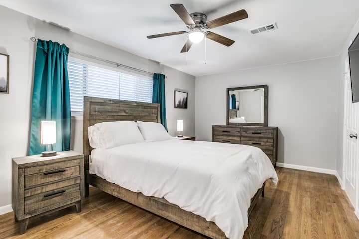 ห้องนอน 2: เตียงควีนไซส์ ตู้ลิ้นชัก โต๊ะข้างเตียง ม่านบังแสงในห้อง สมาร์ททีวี