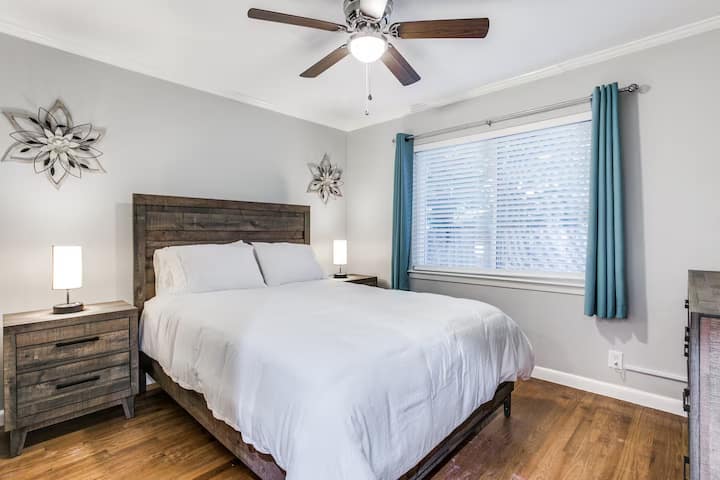 ห้องนอน 3: เตียงควีนไซส์ ตู้ลิ้นชัก โต๊ะข้างเตียง ม่านบังแสงในห้อง สมาร์ททีวี