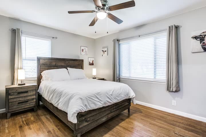 ห้องนอน 4: เตียงควีนไซส์ ตู้ลิ้นชัก โต๊ะข้างเตียง ม่านบังแสงในห้อง สมาร์ททีวี