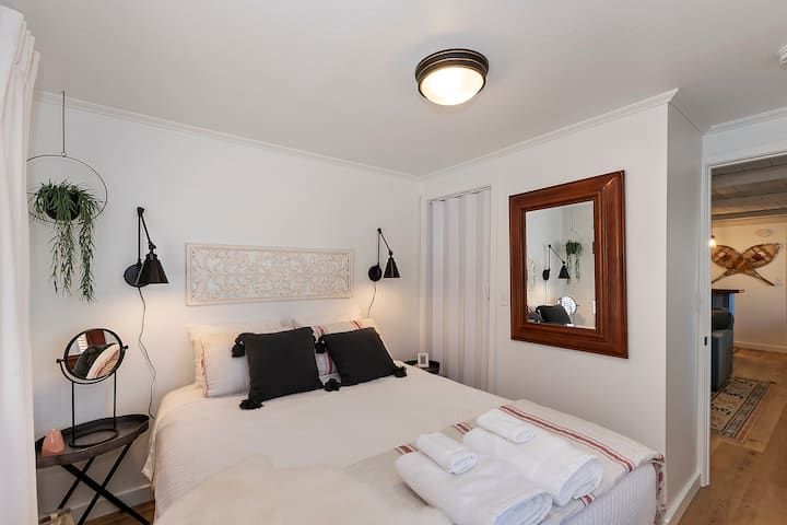 Likizo ya Chumba cha kulala: Kitanda cha kifahari chenye mapambo maridadi, bora kwa ajili ya kupumzika baada ya siku ya jasura!