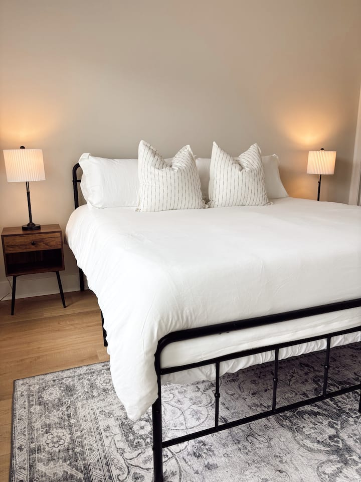 Spálňa 1 má manželskú posteľ s čistou, sviežou bielizňou. 