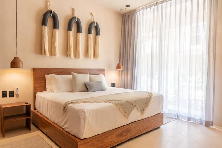 次卧配备1张加大双人床，自然光线充足。