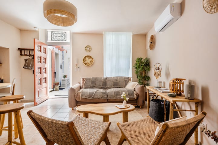 منطقة صالة مشرقة مشتركة مع المطبخ، تتكون من أريكة مريحة وكراسي بذراعين وطاولة قهوة. لاسترخائك: تتوفر مكبرات صوت متصلة وسلة ألعاب لوحية، في جو ودود ودافئ.