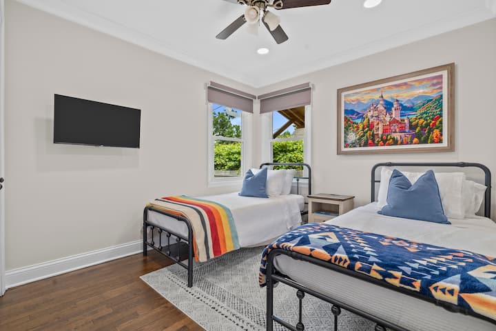 Chumba pacha chenye starehe na rangi na magodoro mawili ya asili ya Avocado kwa ajili ya kulala usiku wenye afya. Inajumuisha televisheni mahiri kwenye mkono unaoelezea, uhifadhi wa kabati, na michoro mahiri ili kuchochea mawazo ya vijana au kutoa mapumziko ya starehe kwa watu wa umri wote.