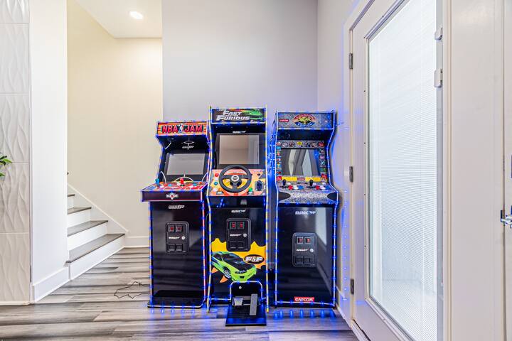 ContempoCasa•Designer Gem w/hottub, FREE game room gallery image 4