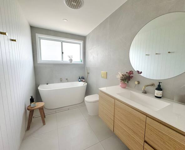 Family Oasis by Lighthouse Beach gallery image 4