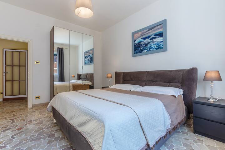 Luxury Central Apartment • Jacuzzi & View • 170m² gallery image 5