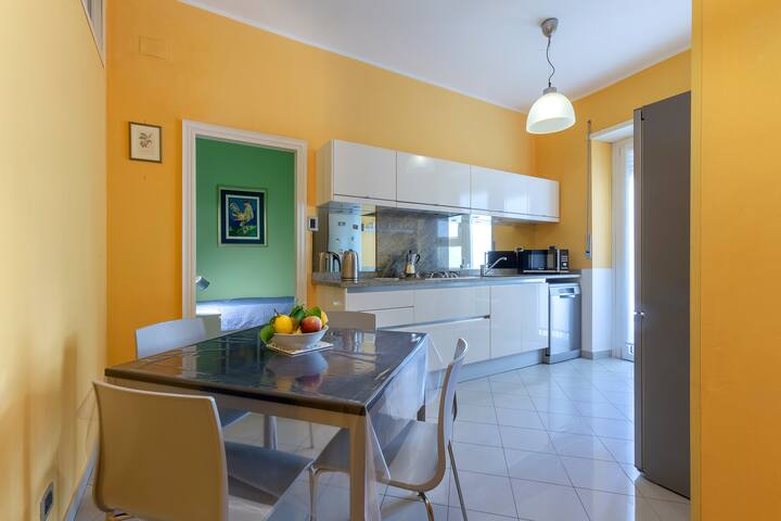 Luxury Central Apartment • Jacuzzi & View • 170m² gallery image 4