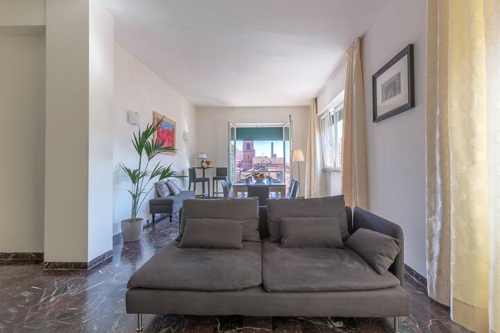 Luxury Central Apartment • Jacuzzi & View • 170m² gallery image 3