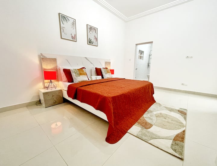 躺在2米宽双人床上，钻进柔软的床单，让温暖的光线让您放松身心。房间安静宽敞，是漫长的一天后深度睡眠的理想场所。没有噪音，没有压力，只有舒适。