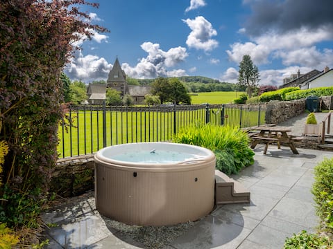 Stunning Detached Barn Conversion With Hot Tub
