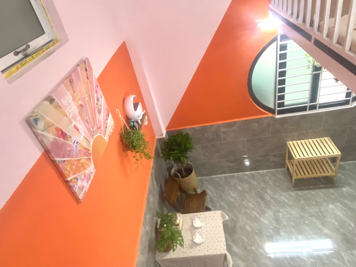 Изглед към всекидневната от стълбището.
