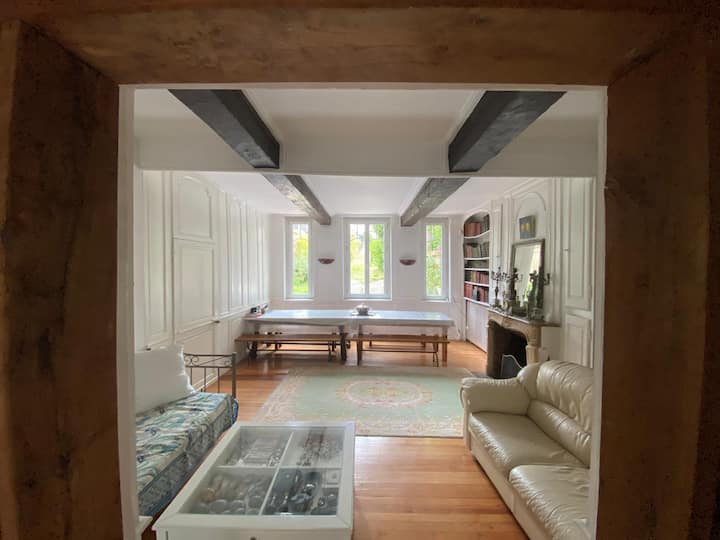 שולחן אוכל גדול שיכול להכיל 12 אנשים בנוחות
סלון 1: 8 מושבים