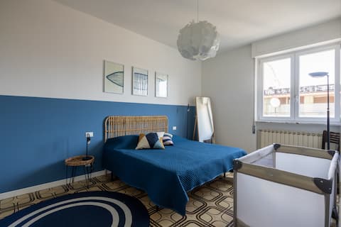 5 min walk to the beach - private parking