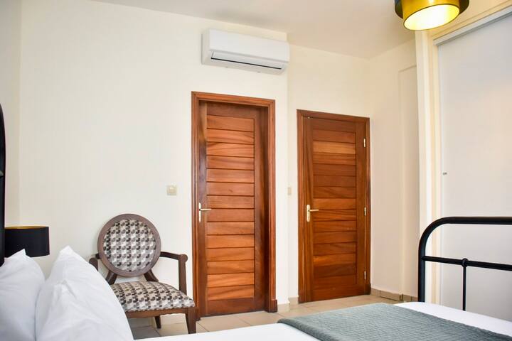 Chambre confortable et bien aménagée pour un repos optimal au calme.
Climatisation, rangements pratiques et décoration soignée pour un séjour serein à Yaoundé.