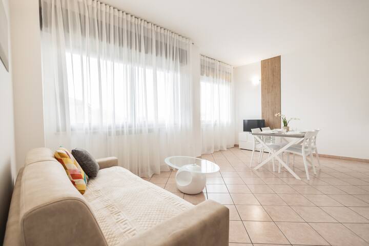 בסלון, הספה הנפתחת נוחה מאוד לשני מבוגרים.