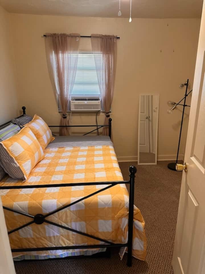 Дневен кревет во целосна големина со двокреветна соба