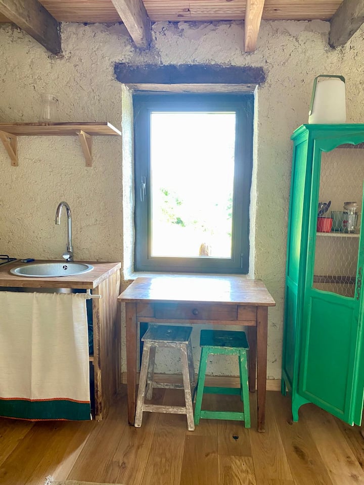 Cabane Autonome Dans Les Bois - Fleurie