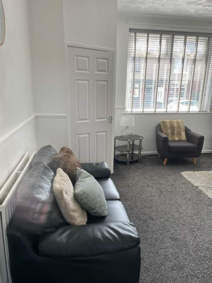 Charming  3-bed Mid Terrace - Bradford