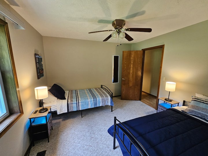 La chambre 2 est située au rez-de-chaussée, près de la chambre principale.
