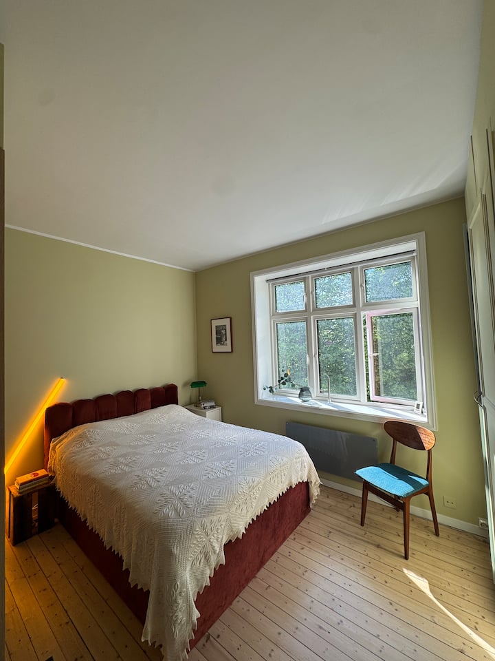 In de hoofdslaapkamer wordt een kledingkast voor je als gast bewaard, zodat je je kleding tijdens je verblijf kunt opbergen zoals je wilt. 