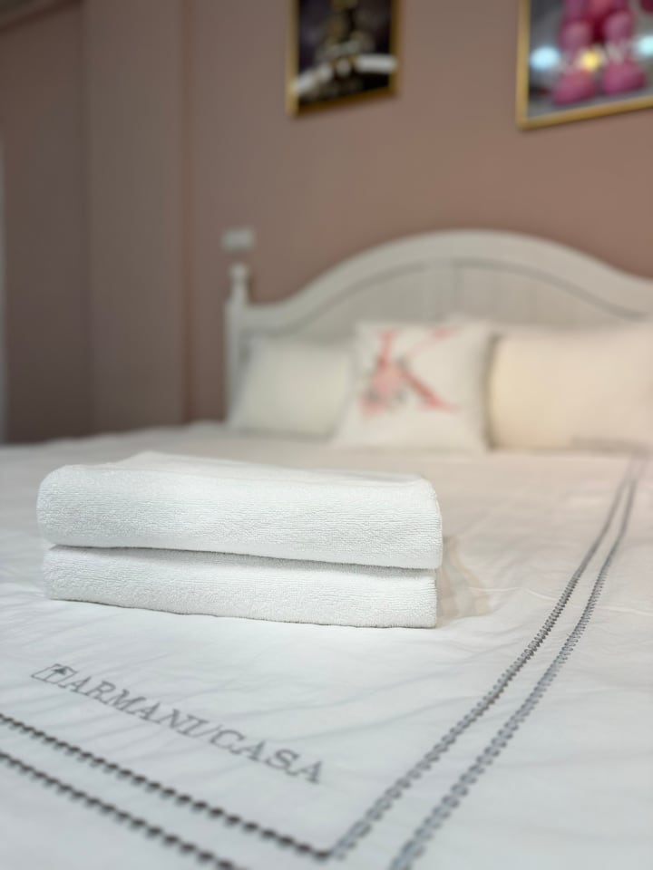 A primera hora de la mañana, la luz del sol penetra a través de las delgadas cortinas de la ventana, derritiendo silenciosamente los sueños persistentes.