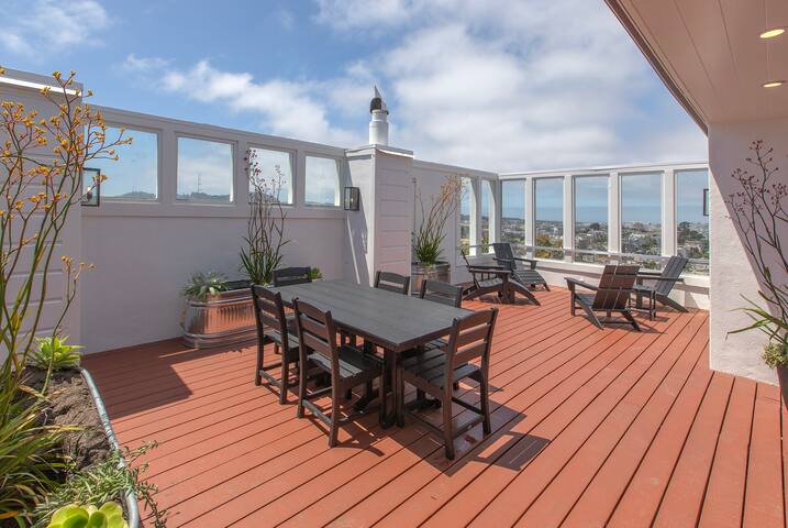 VIEW! Grand Penthouse Unit in Presidio Heights gallery image 4