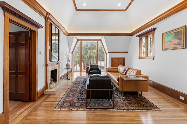 VIEW! Grand Penthouse Unit in Presidio Heights