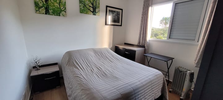 DHOMA E GJUMIT 1

Ngrohës vaji

Krevat dopio "queen-size", dollap, tavolinë pranë krevatit dhe tavolinë zyre në shtëpi.

Ofrohen shtroja krevati, batanije, jastëkë dhe peshqirë.