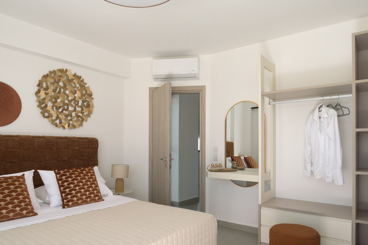 Druhá spálňa vily sa tiež nachádza na prvom poschodí a má manželskú posteľ.