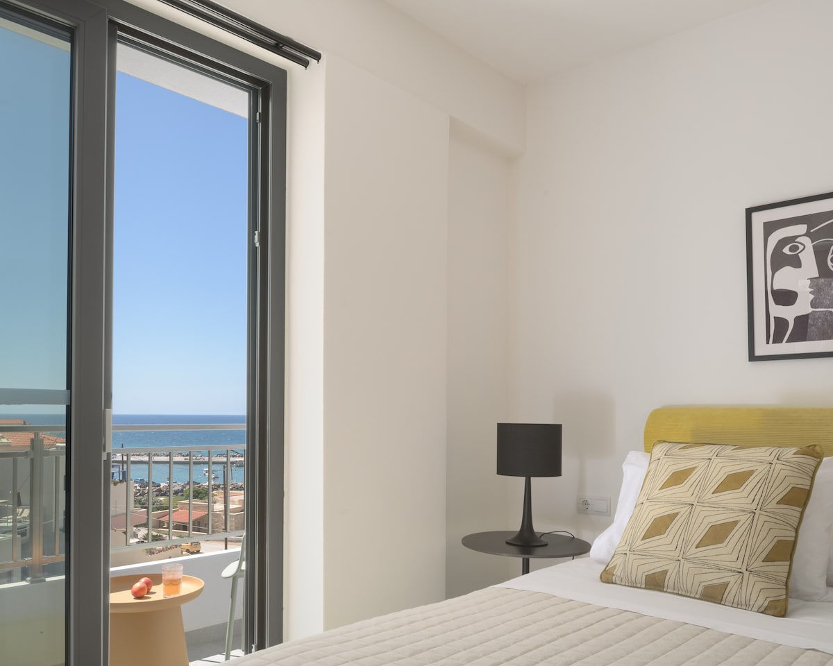 Prvá spálňa vily sa nachádza na prvom poschodí.