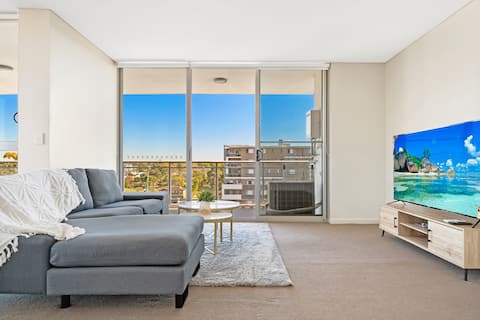 Amazing scene/ 2Br Apt / Shopping/Train/Hospital