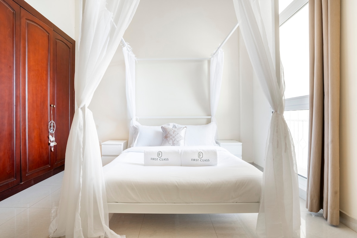 Spálňa snov: Oddýchnite si v pokojnom útočisku s elegantnou výzdobou a príjemným prirodzeným svetlom!