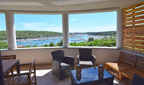 Luxurious loft with a stunning sea view!