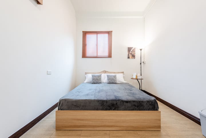 在我们的次卧室探索宁静！ 这间宁静的房源配备舒适的床和宁静的氛围，非常适合安静的夜晚睡眠。 在住宿期间，您可以享受舒适安静的环境，放松身心。