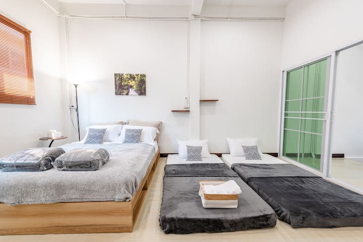 在我们的第一间卧室休息和恢复活力！ 这间多功能客房配备舒适的双人床和两张额外的地板床垫，非常适合寻求宁静睡眠的家庭或团体入住。 您的舒适度假胜地在等着您。