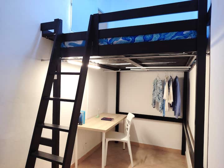 חדר זוגי עם תחנת עבודה חכמה בבית נופש במרינה די ראגוזה, 80 מ' מהים