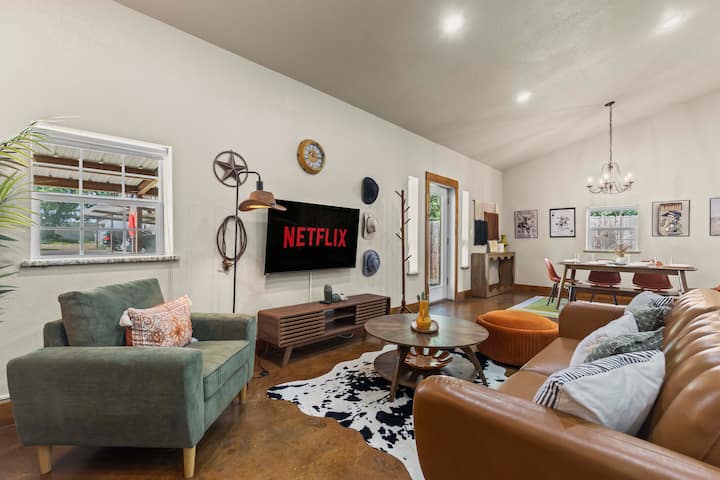 Scenic Ranch Escape• Pool • Rodeo Theme • Sleeps 9 - Keene, TX