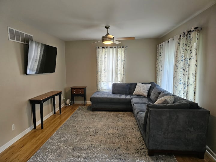 Cozy Convenient Home With A Pool - South Bend, IN