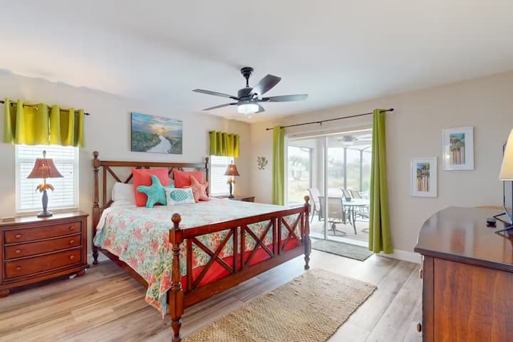 Hlavná spálňa s posuvnými dverami vedúcimi k bazénu.