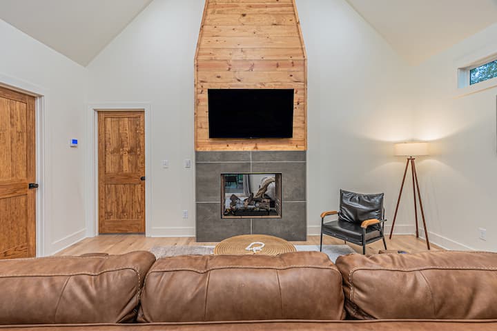 Romantic Cabin W/ Hot Tub In The Pines-the Ash - Hochatown, OK