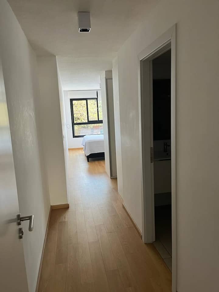 Hlavný koberček s klenbou, na pravej strane sú prvé dvere do kúpeľne a potom šatňa