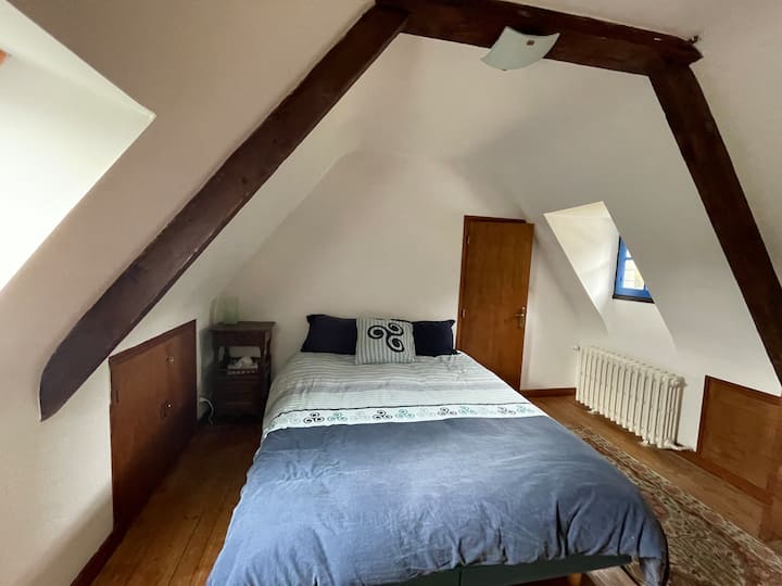 1° piano camera n.1. 1 letto, queen size, 2 posti letto con bagno/wc accanto, bagno in comune. Scaldabagno 50l.
