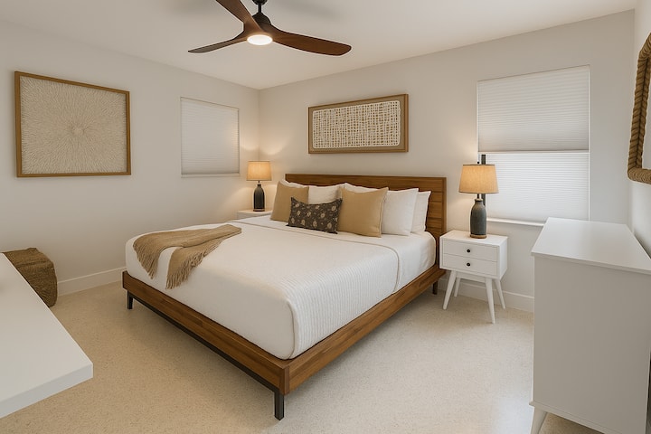 Relájate en este dormitorio sereno y decorado con buen gusto, con una lujosa cama tamaño king, tonos neutros cálidos y un diseño costero moderno.