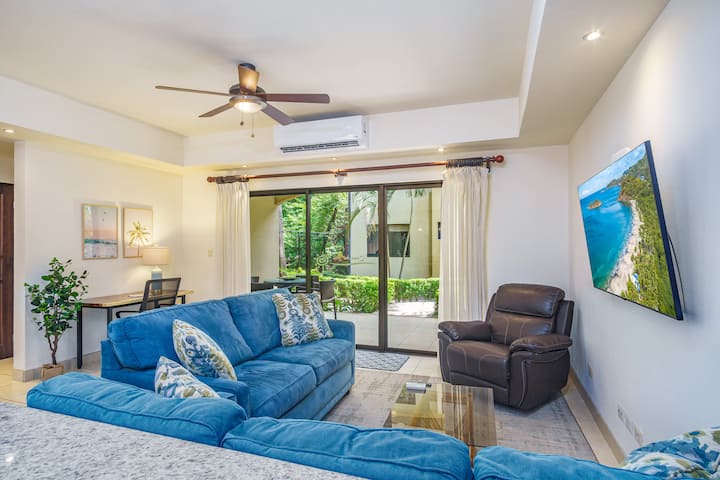 La sala de estar se actualizó con el televisor ahora colgado en la pared opuesta, lo que creó un espacio abierto mucho más grande. El escritorio para el trabajo remoto ahora está escondido en el dormitorio grande.