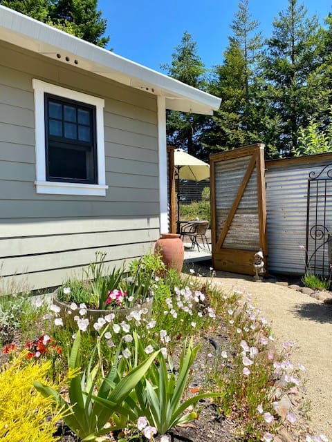 Quiet and peaceful Russian River Valley retreat